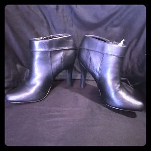 GU/Box NINE WEST Black Leather Ankle Boot/Heels!